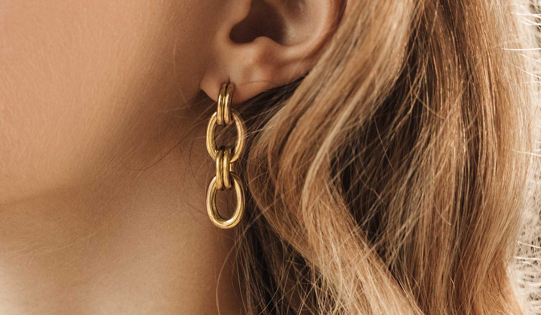 Comment porter mes boucles d’oreilles Nemesia ? | Emma&Chloé